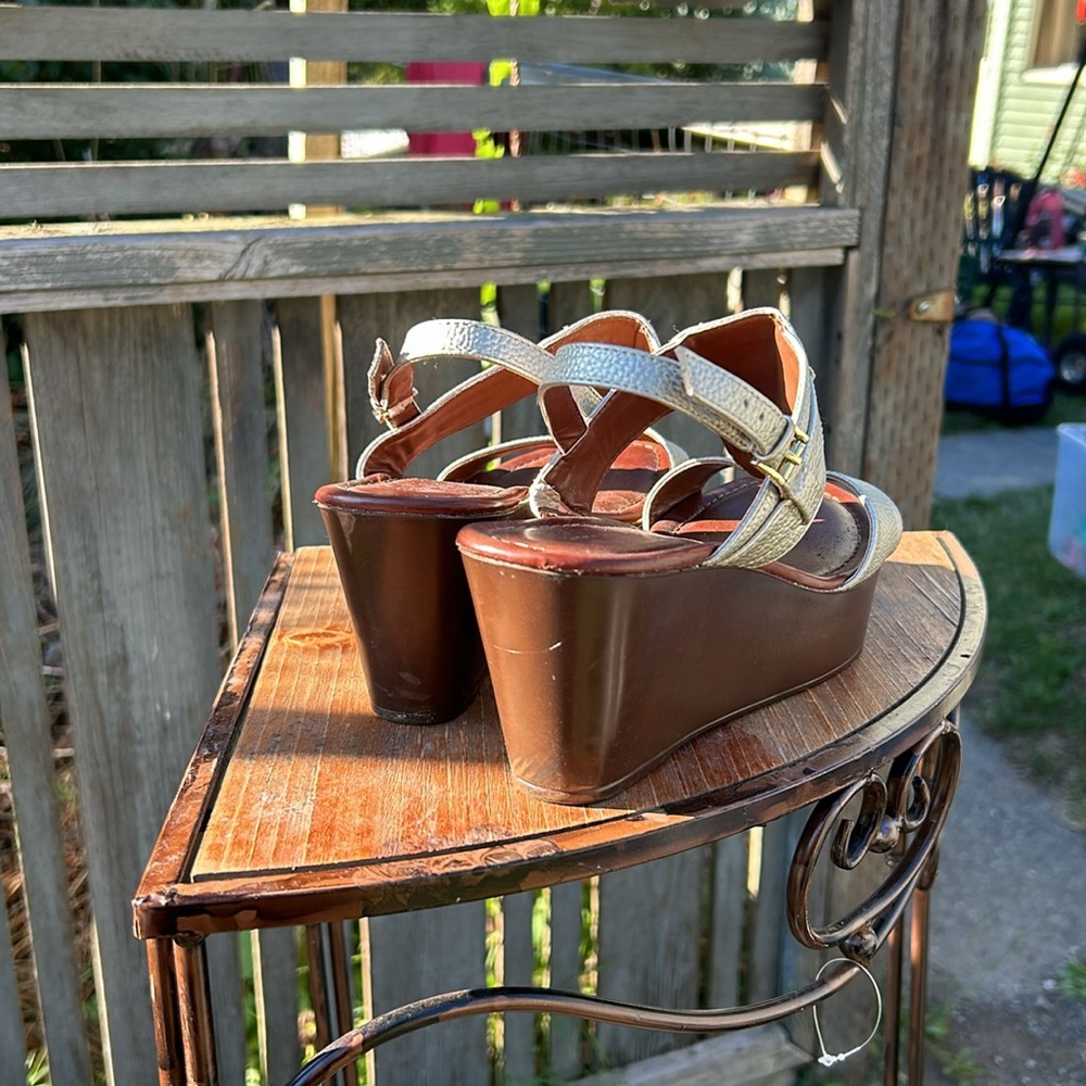 8.5 M gold and brown wedge sandals by Tommy Hilfiger - Picture 7 of 7